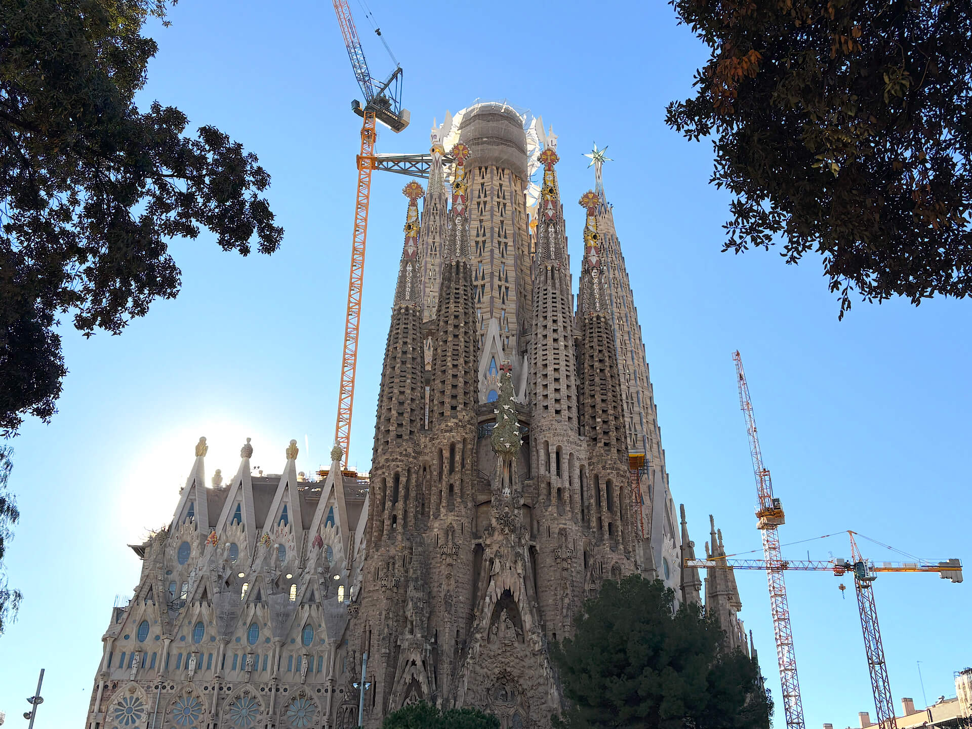 Vue globale de la façade de la passion de la Sagrada Familia à Barcelone