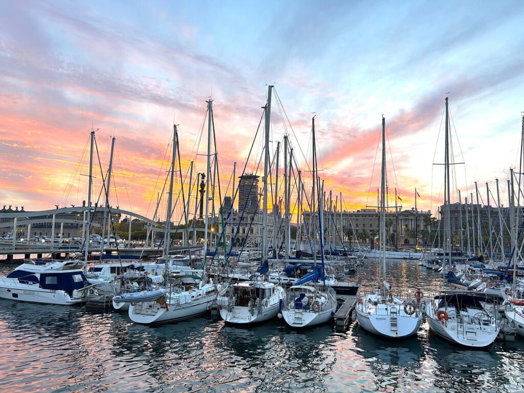 Des voiliers dans le Port Vell à Barcelone au coucher de soleil