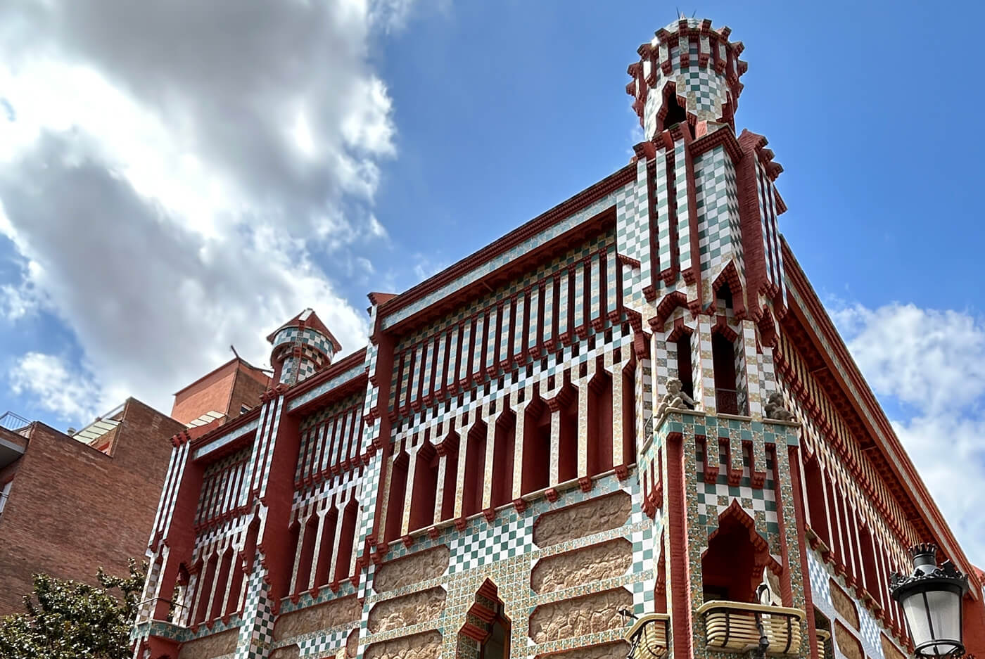 La façade principale de la Casa Vicens.