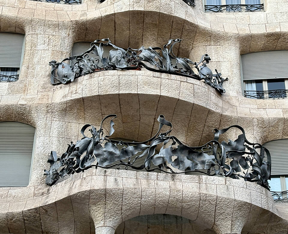 Les balcons ondulé en fer forgé de la Casa Milà.