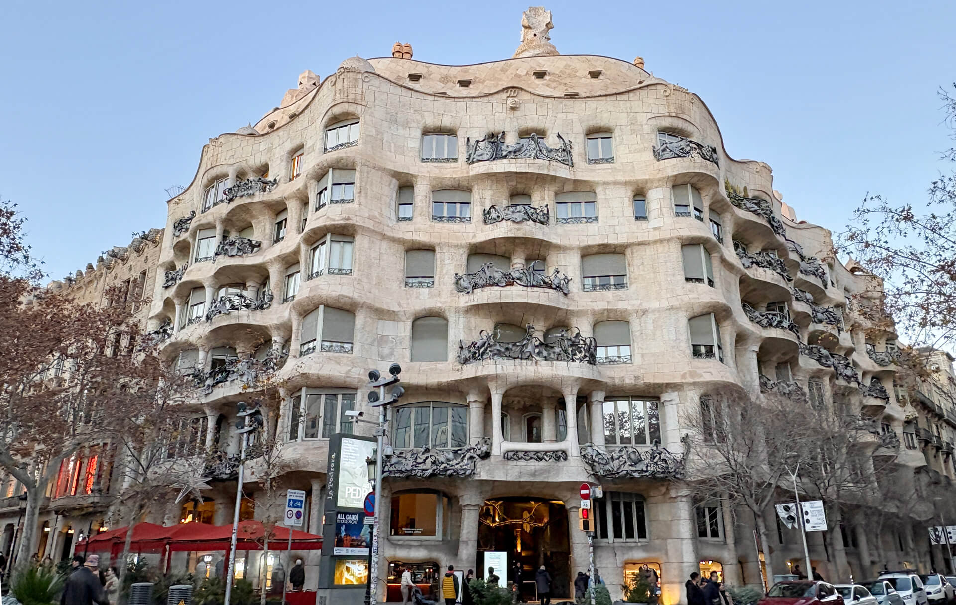 Vue d'ensemble de la Casa Milà depuis le Passeig de Gràcia.