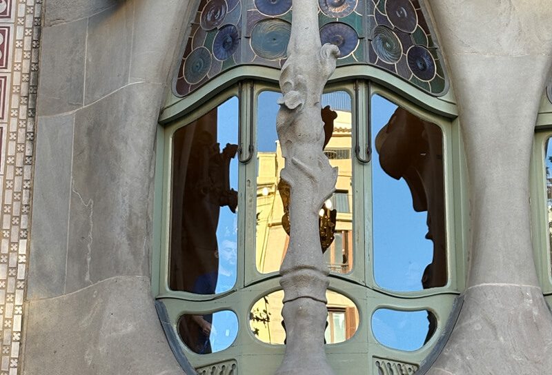 Une colonne sur la façade de la Casa Batlló à Barcelone