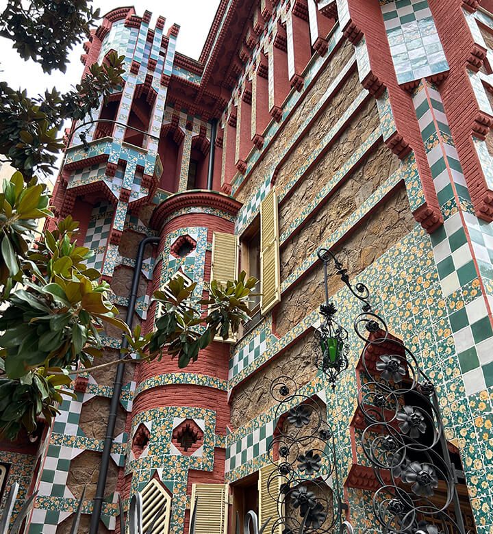 Façade latérale de la Casa Vicens.