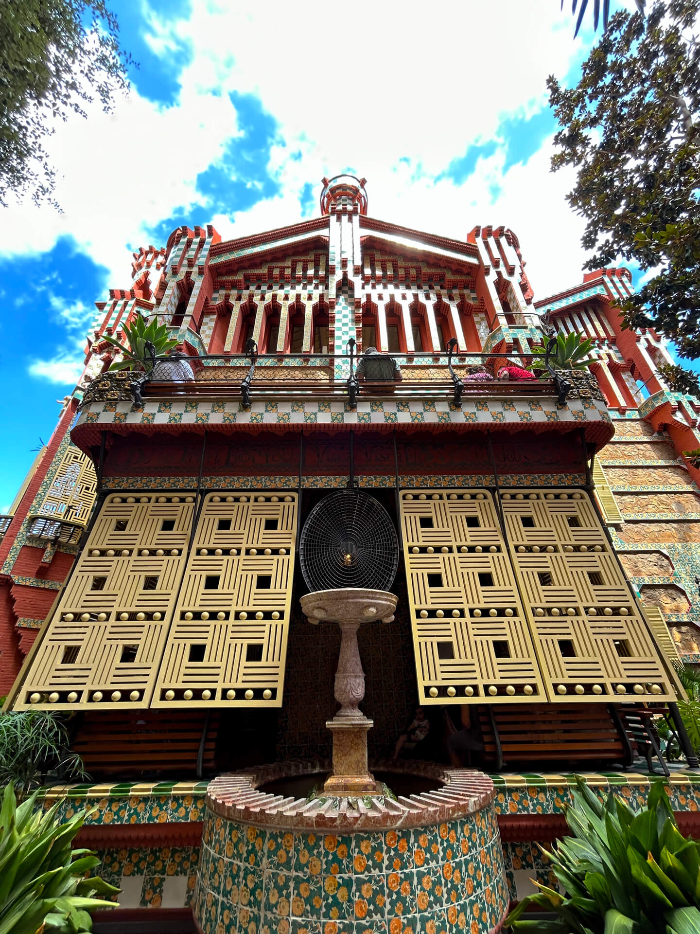 La façade de la Casa Vicens depuis la cour intérieure lors de la visite.