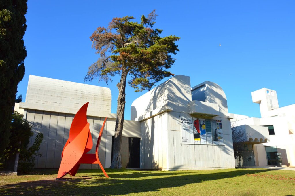 Une œuvre devant la façade principale de la Fondation Miró Barcelone.