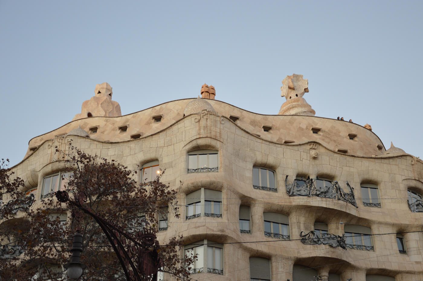 La façade de la Casa Milà avec les cheminées.