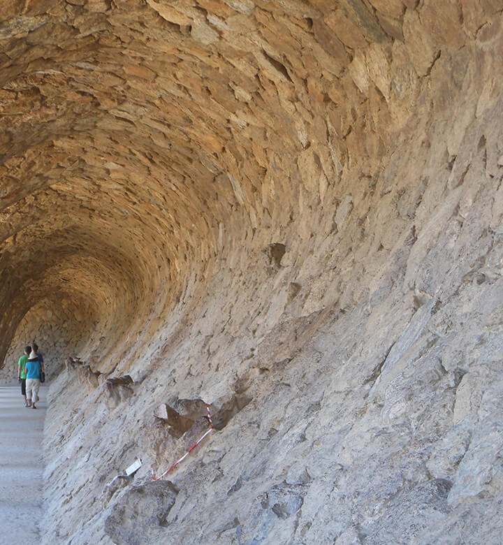 Les grottes : une curiosité pensée par Gaudí à ne pas manquer au moment de visiter le Parc Güell