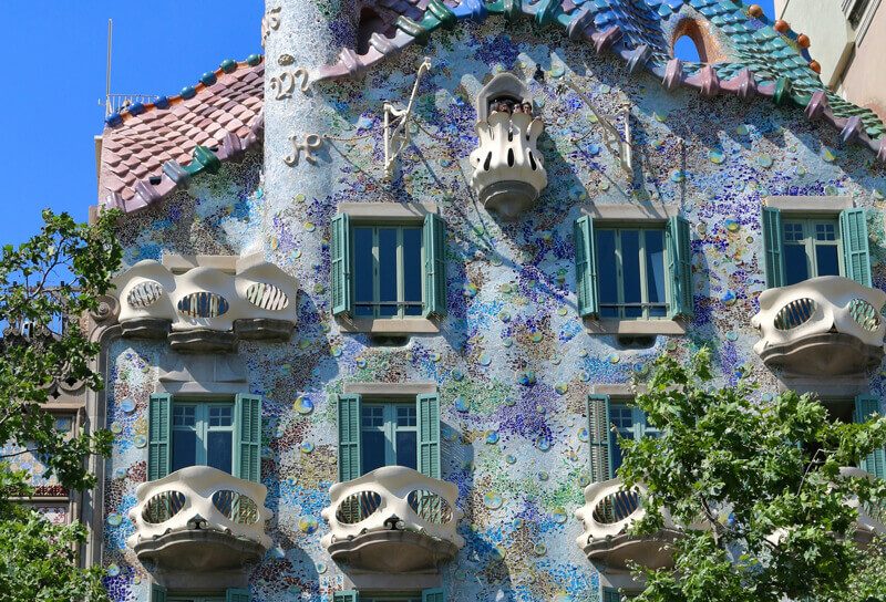 Les mosaïques sur la façade de la Casa Batlló à Barcelone