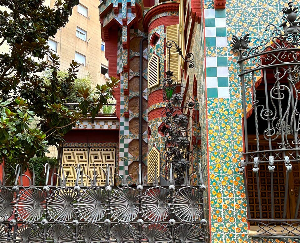 Le portail en fer forgé de la Casa Vicens.