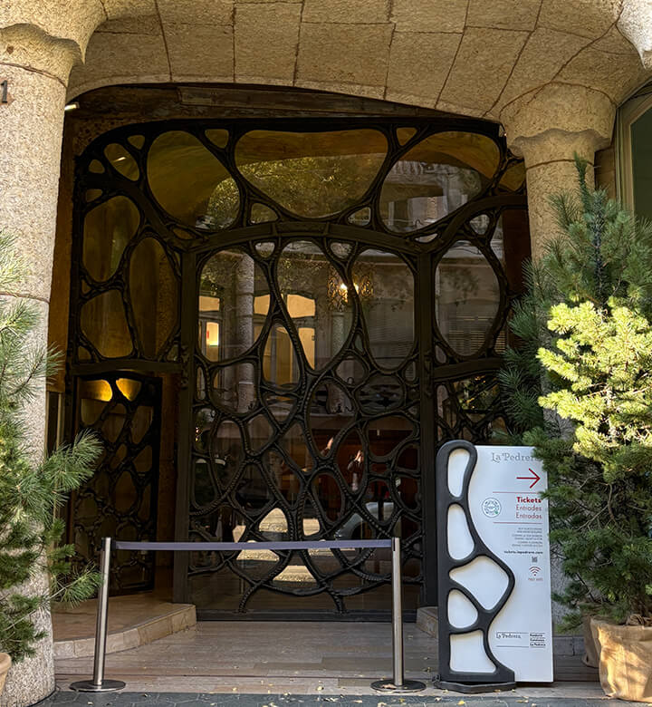 La porte d'entrée emblématique de la Casa Milà.