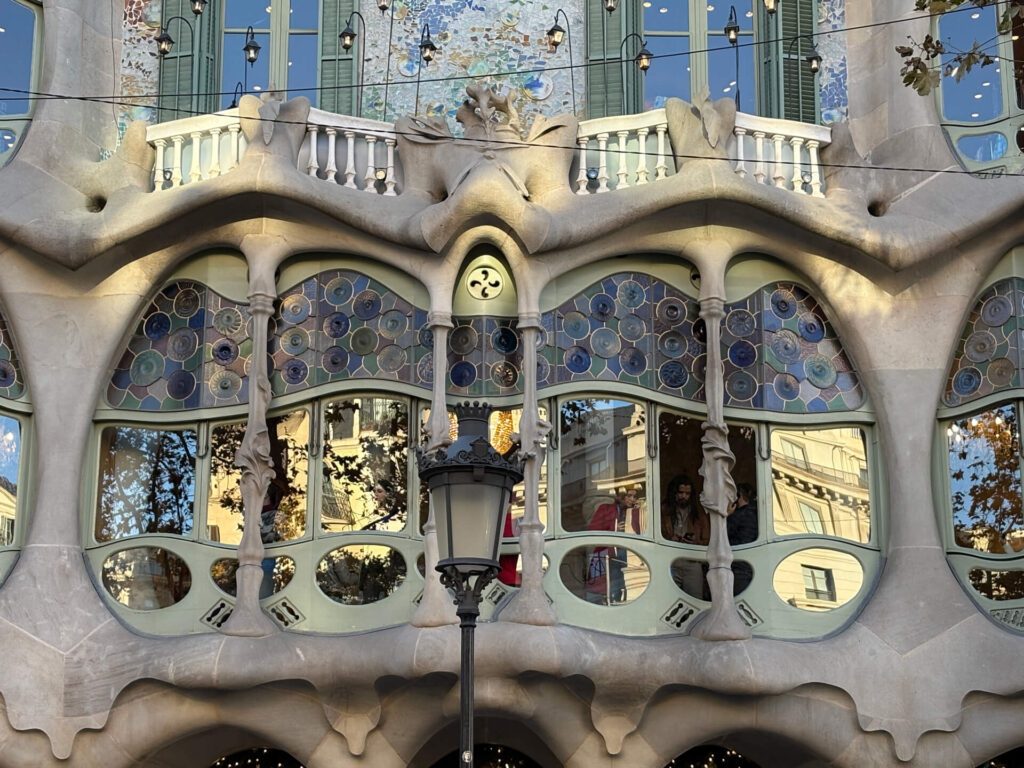 Une vue du premier étage de la Casa Batlló à Barcelone avec un lampadaire au premier plan