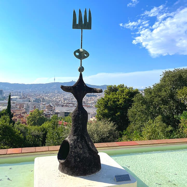 Sculpture avec vue sur la ville depuis la Fondation Miró Barcelone.