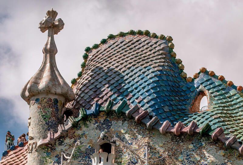 Le toit et la croix de la Casa Batlló.