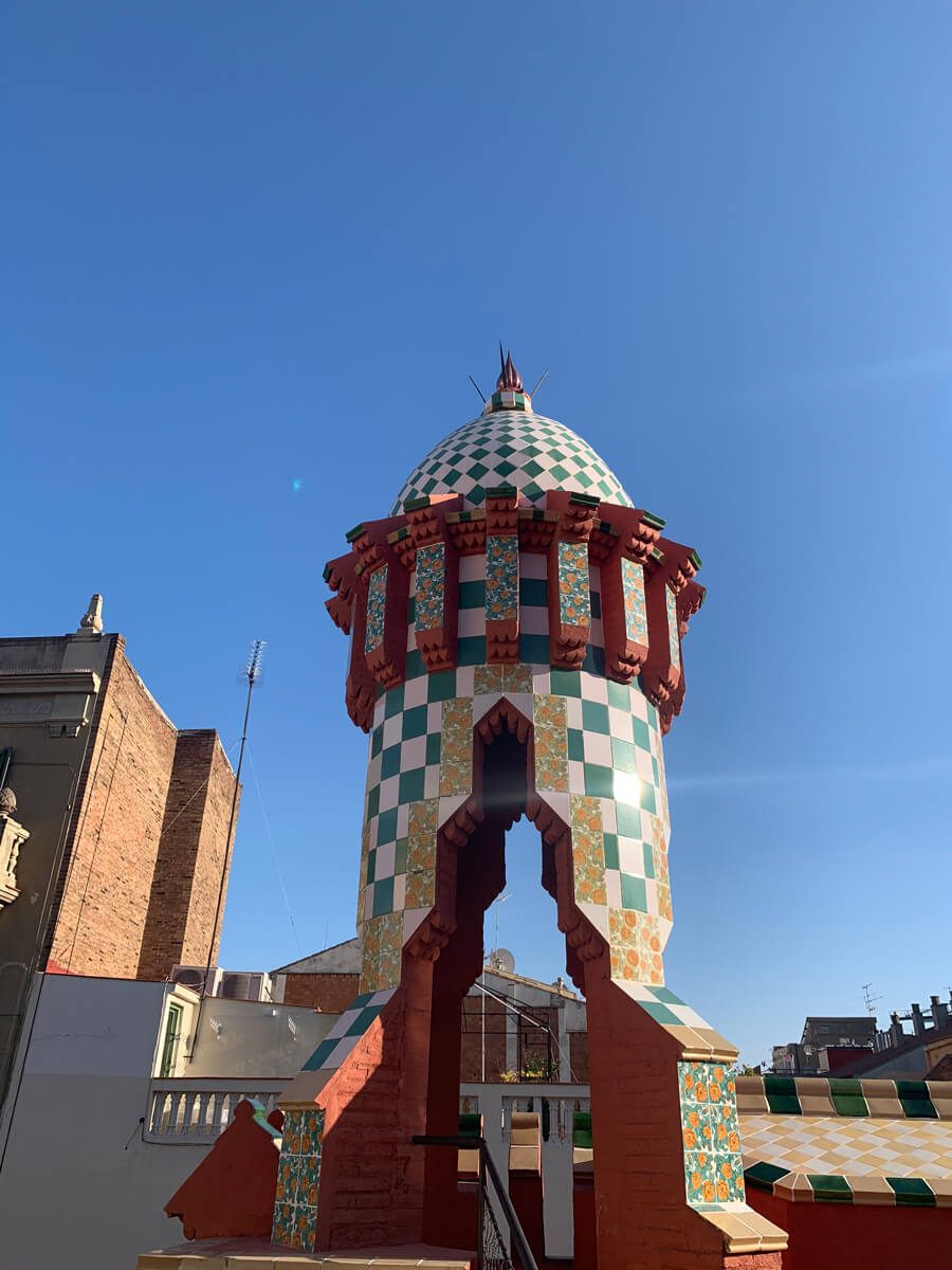 La visite de la Casa Vicens passe aussi par les toits avec les magnifiques cheminées.