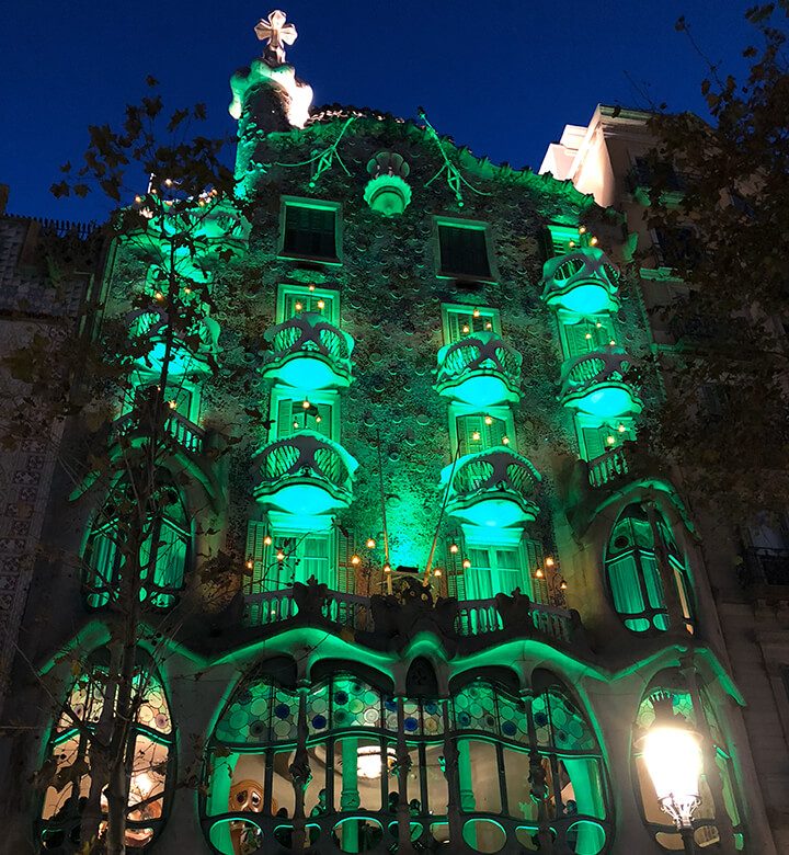 Façade de la Casa Batlló à Barcelone, éclairée en vert pour un événement !