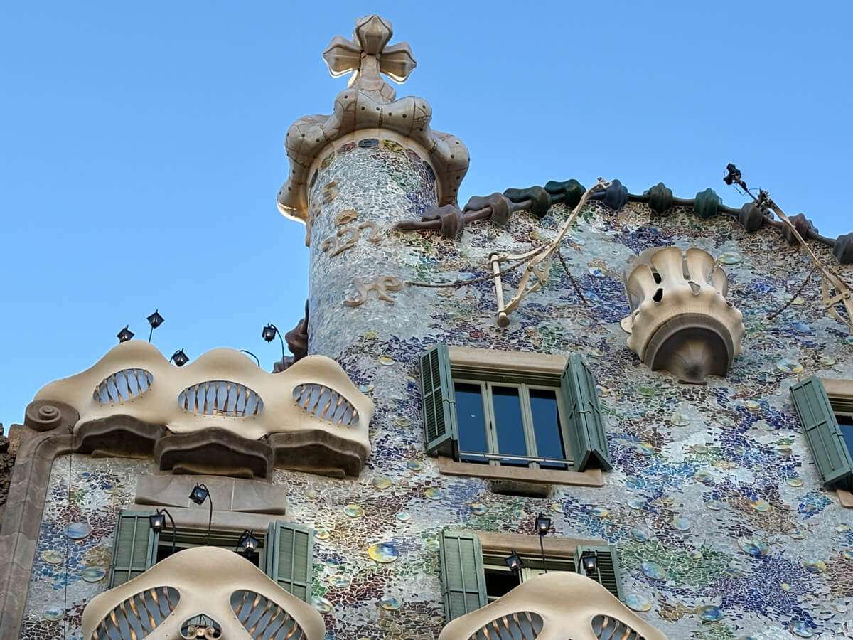 Le haut de la façade de la Casa Batlló à Barcelone