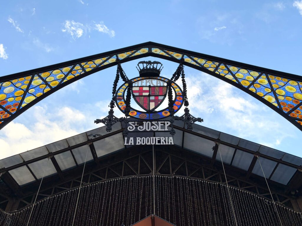 L'entrée du marché de la boqueria est est marquée par cette splendide architecture qui mêle fer forgé, acier et verre !