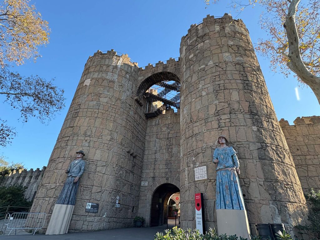 L'entrée du Poble Espanyol de Barcelone et ses deux géants !