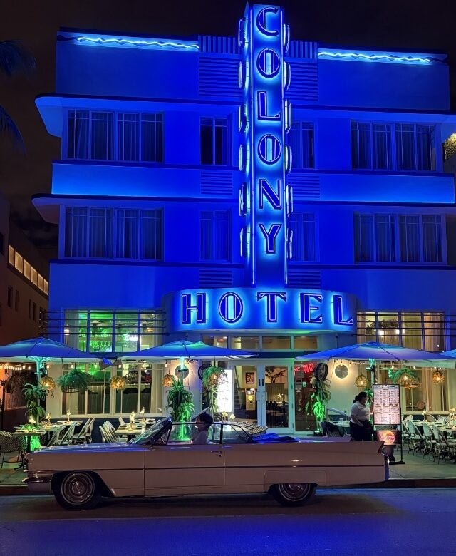 L'hôtel art déco Colony à Miami-Beach. Une ville incontournable lors d'un voyage aux États-Unis.