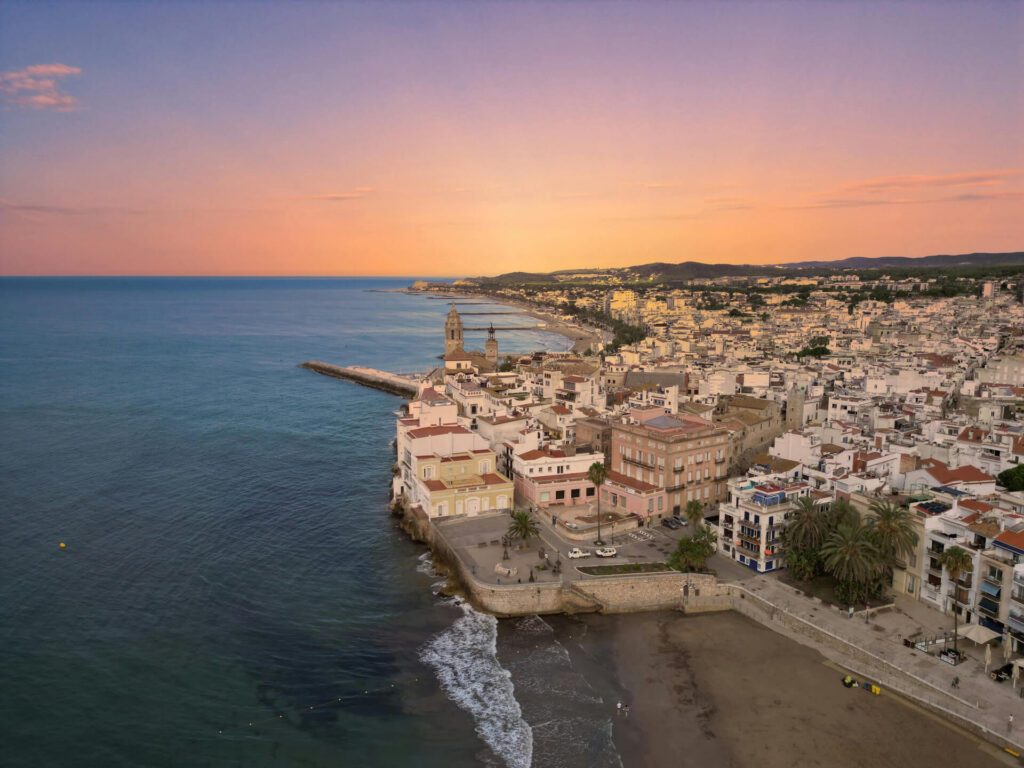 Visiter Sitges reste une belle occasion de profiter de magnifiques coucher de soleil depuis les nombreuses plages du centre-ville.