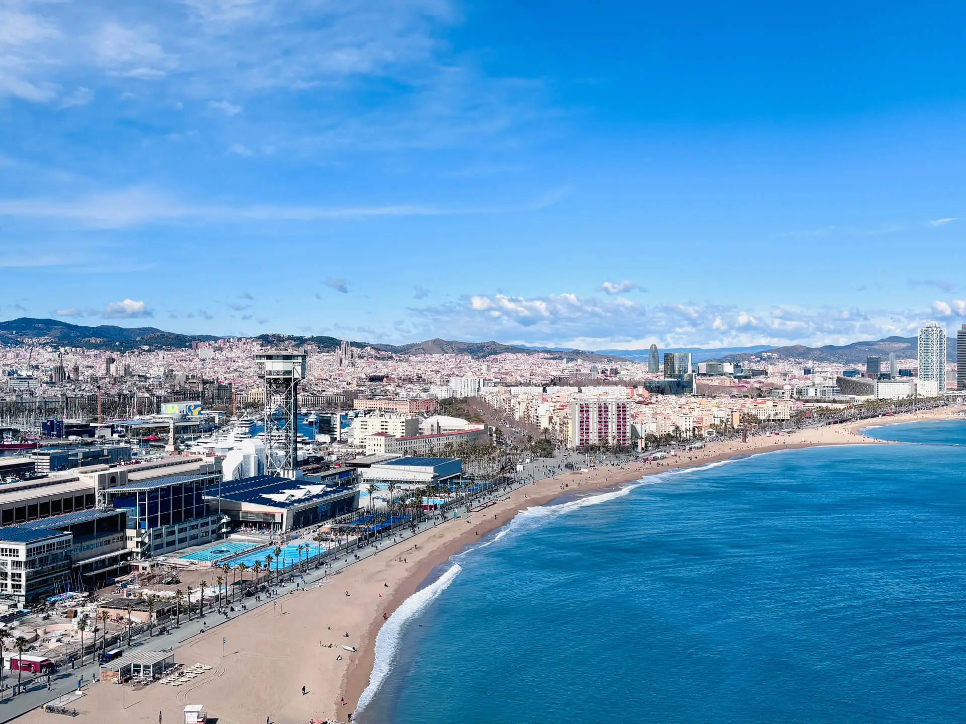 Comment aller à Barcelone ? De nombreuses options existent pour profiter du soleil et des plages la capitale catalane.