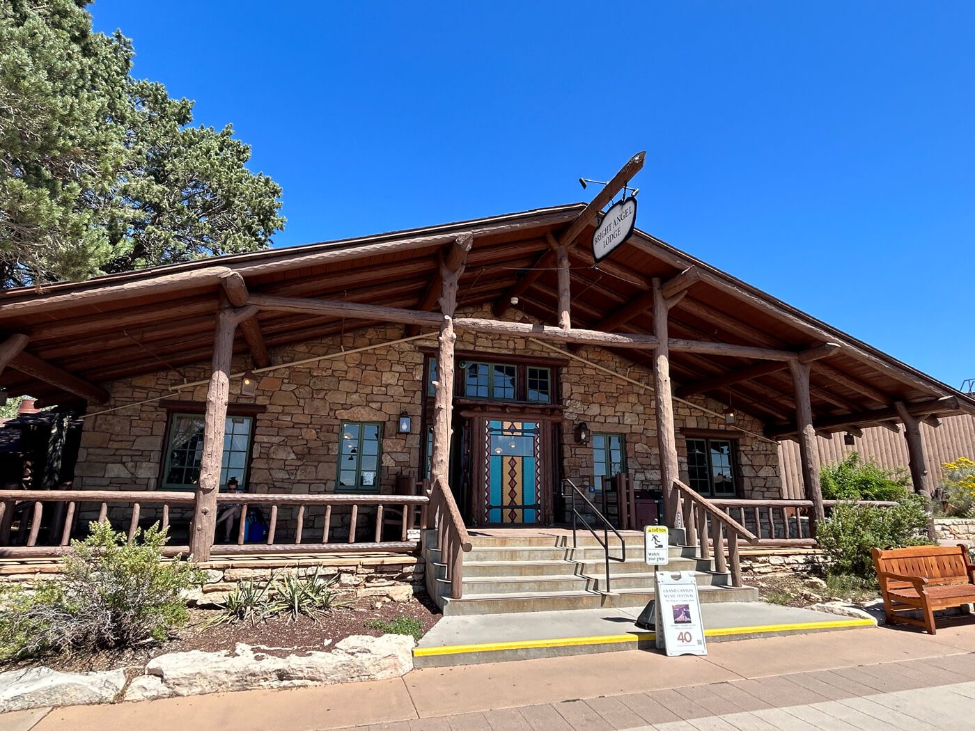 L'entrée de l'hôtel Bright Angel Lodge sur la rive sud du Grand Canyon