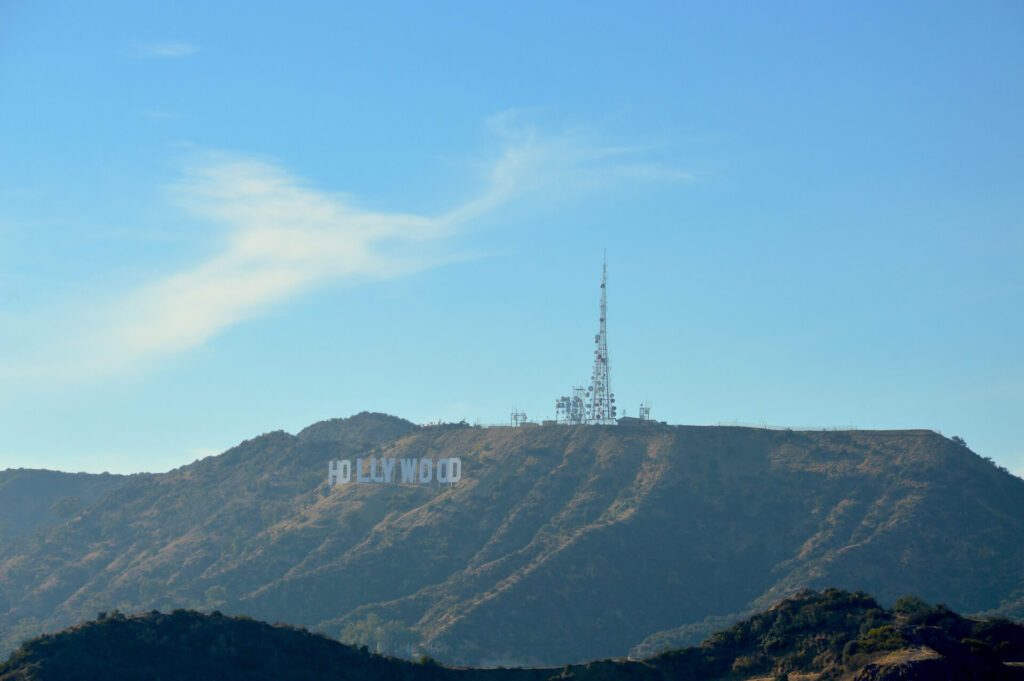 Vue de la montagne avec le Hollywood sign, un incontournable à photographier lors de votre visite de Los Angeles en 3 jours