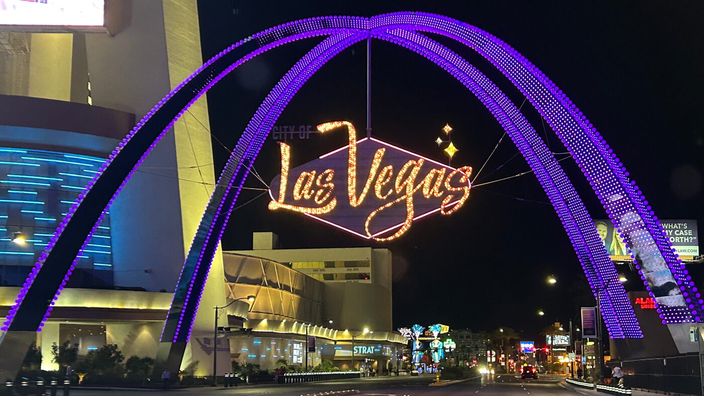 Arche illuminée à l'entrée de Las Vegas