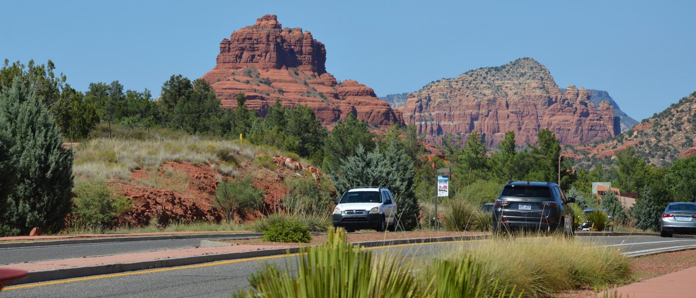 Une route avec vue magnifique sur les rochers de Sedona aux États-Unis