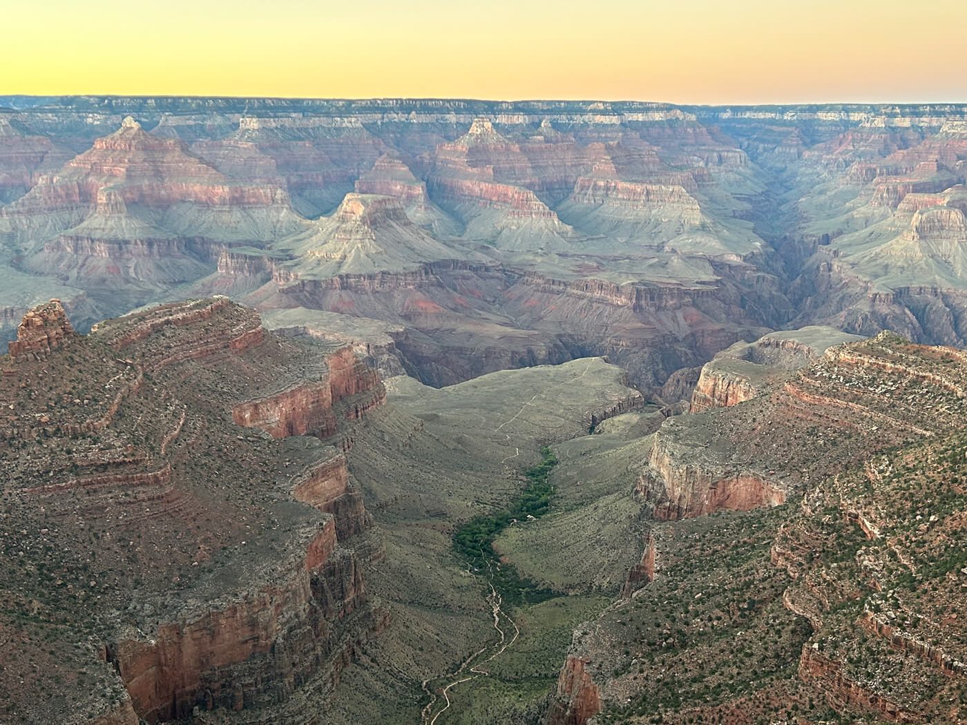 Vue au soleil couchant du cœur du Grand Canyon