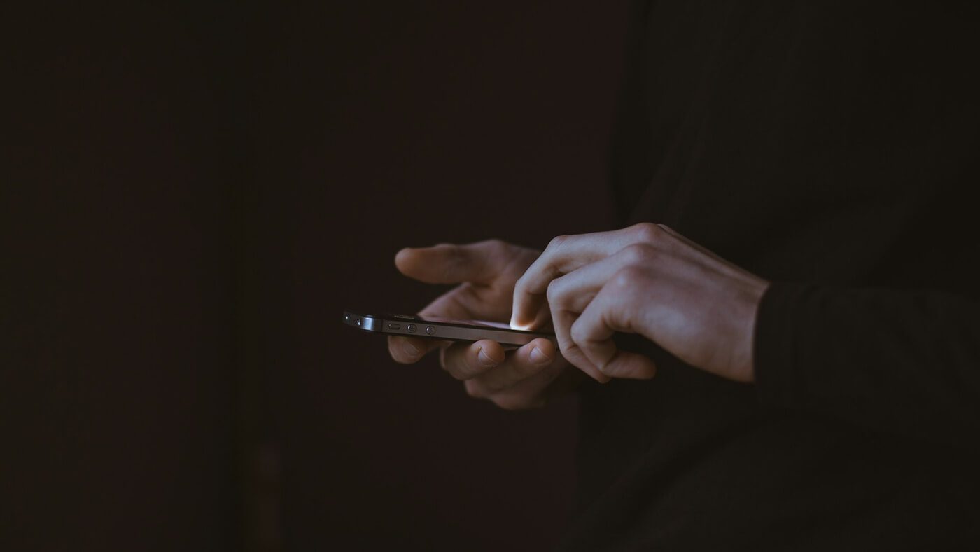 Mains sur un Smartphone utilisant son forfait téléphone USA