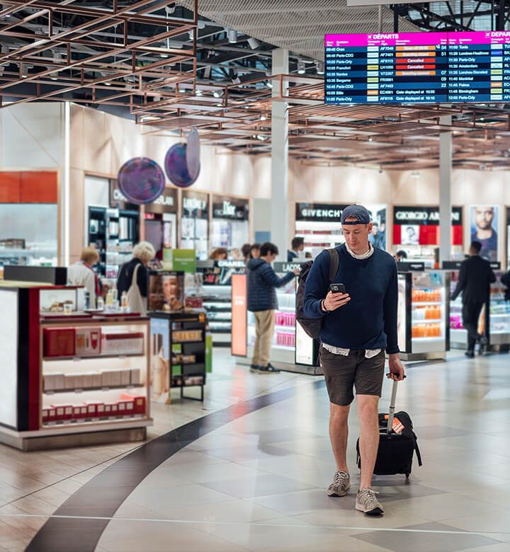 Personne dans un aéroport utilisant son forfait téléphone USA