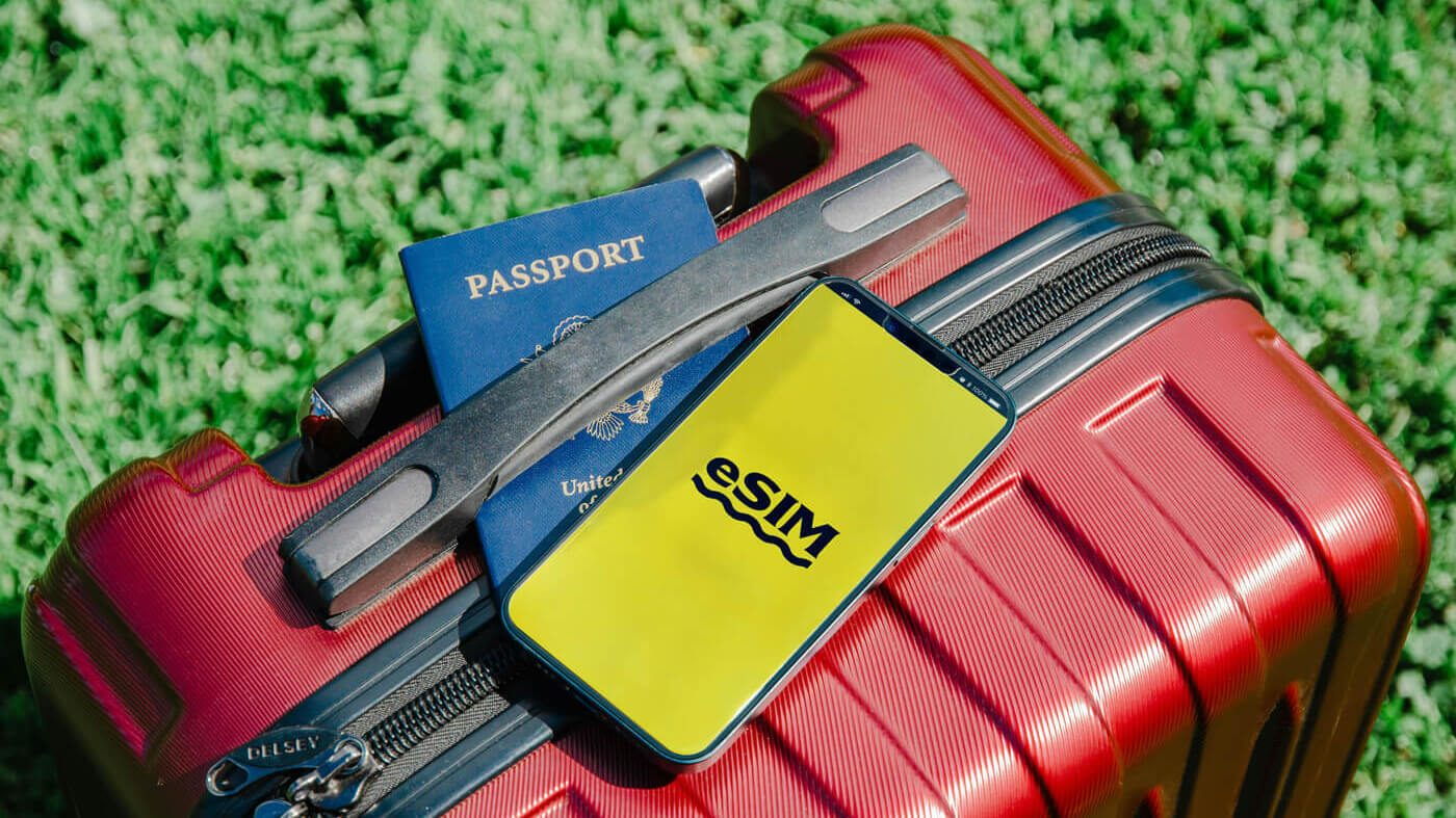 Valise et smartphone utilisant un forfait téléphone USA