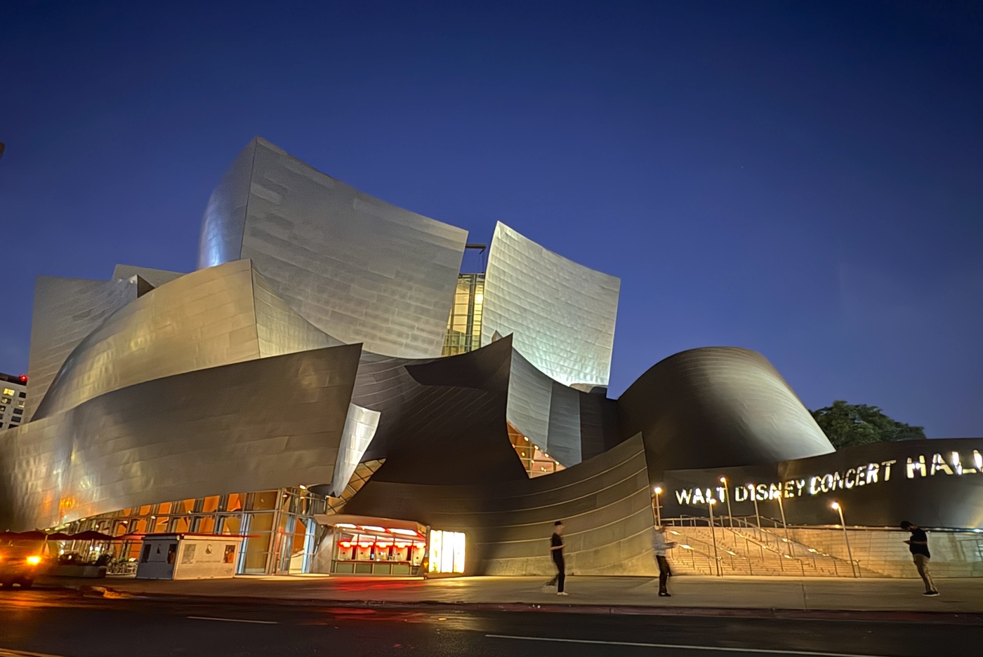 Walt Disney Concert Hall vue de nuit à Los Angeles