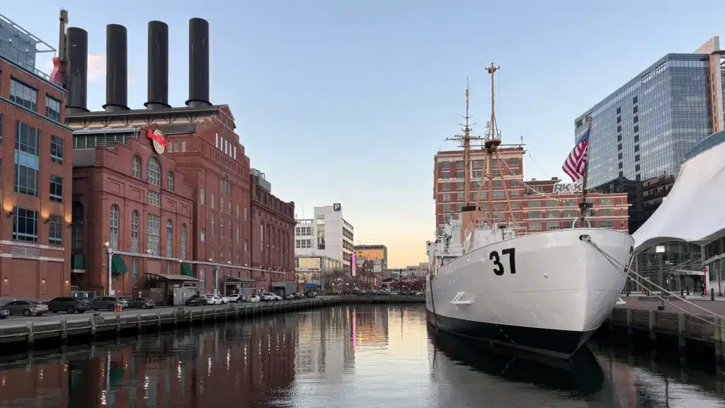 Le navire historique USS Cassin Young a accosté dans le port de Boston, près du Hard Rock Café en briques, un quartier bien différent de celui où l'on pourrait chercher où dormir à Baltimore.