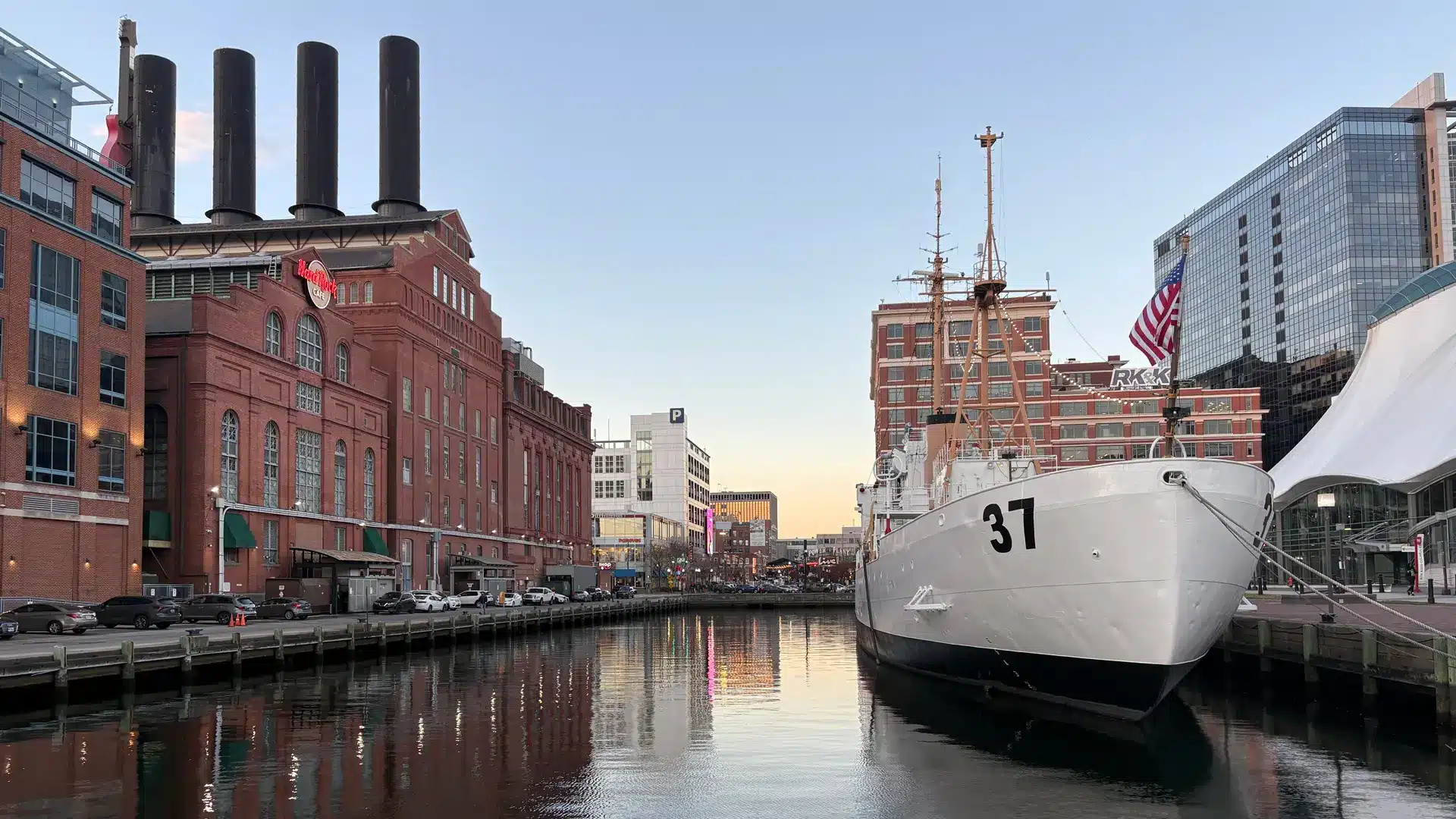 Le navire historique USS Cassin Young a accosté dans le port de Boston, près du Hard Rock Café en briques, un quartier bien différent de celui où l'on pourrait chercher où dormir à Baltimore.