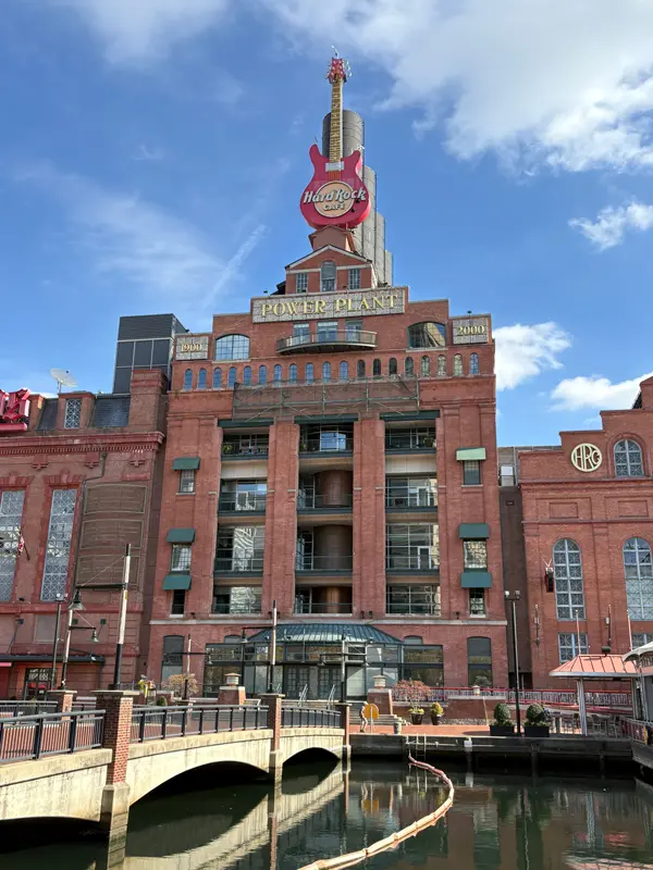 Le Hard Rock Café, une adresse incontournable pour ceux qui visitent Baltimore, est situé dans une ancienne centrale électrique historique en briques, sur le toit de laquelle trône une grande enseigne en forme de guitare.